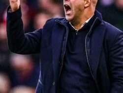 Arne Slot Buka Suara Setelah Liverpool Kalah dari PSV: Saya Harus Patahkan Kutukan Ini