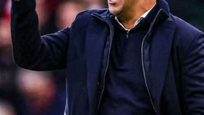 Arne Slot Buka Suara Setelah Liverpool Kalah dari PSV: Saya Harus Patahkan Kutukan Ini Potret Arne Slot yang marah-marah ketika Liverpool kalah dari PSV