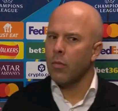 Arne Slot Buka Suara Setelah Liverpool Kalah dari PSV: Saya Harus Patahkan Kutukan Ini Potret Arne Slot saat konferensi pers setelah kekalahan atas PSV