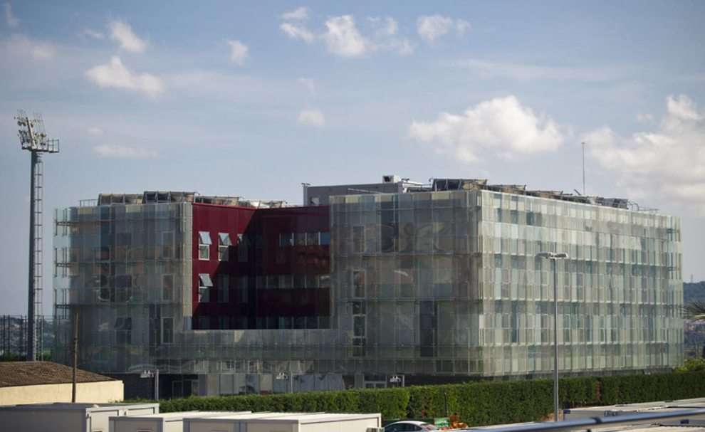 10 Akademi Sepak Bola Terbaik di Dunia 2025: Benarkah La Masia Bukan Lagi Nomor 1? La Masia tetap menjadi ikon dengan 76 pemain aktifnya, termasuk generasi baru seperti Pedri, Gavi, dan Lamine Yamal yang terus bersinar di FC Barcelona