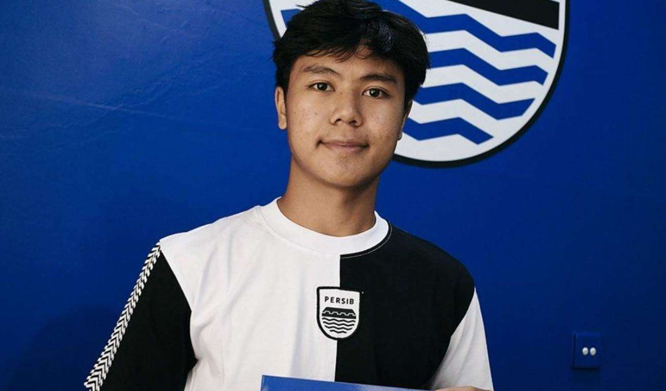 Nazriel Alfaro Syahdan Lahir di Bandung pada 1 Februari 2008, dengan tinggi 174 cm, ia adalah gelandang tengah Persib