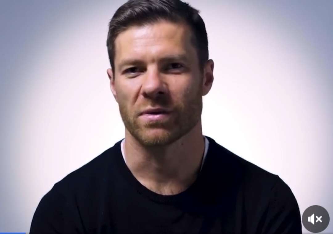 Xabi Alonso saat diwawancarai terkait rumor transfer bintang Liverpool dan Chelsea di 2026