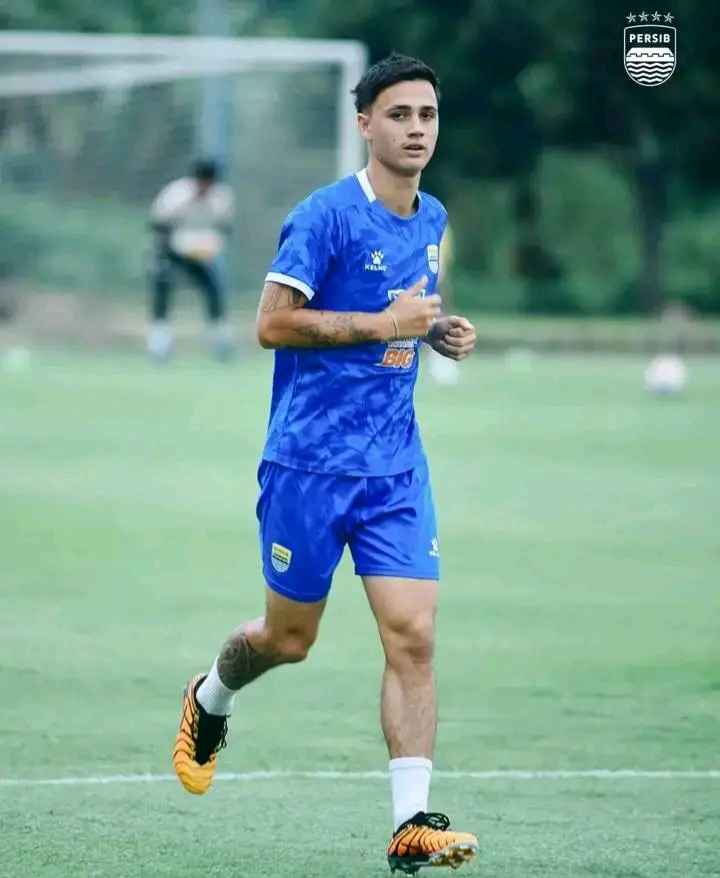 Susunan Pemain Borneo vs Persib Versus Jurnalis T: 4-3-3 versus 4-2-3-1