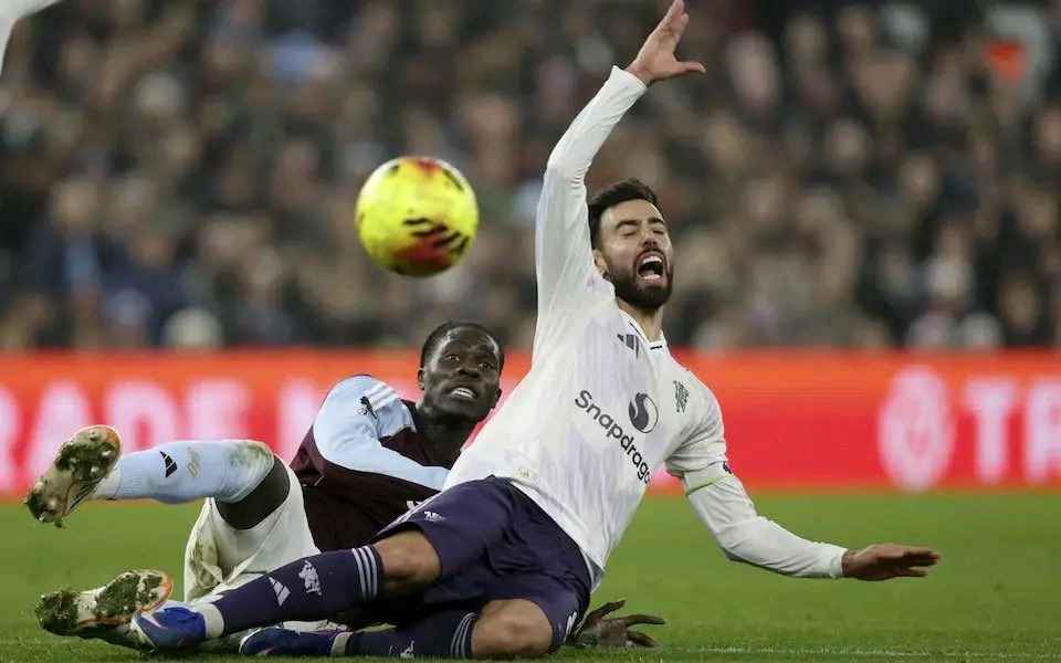 Ngeri-ngeri Sedap, Ruben Amorim Ingin Tumbalkan Bruno Fernandes untuk Rombak Skuad di 2026 Saat ditekel pemain Aston Villa membuat Bruno Fernandes cedera