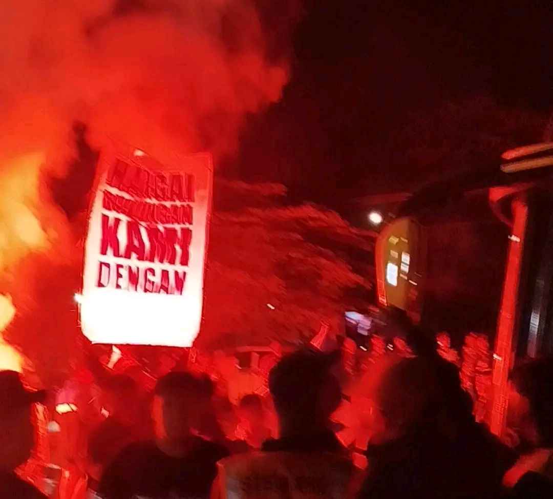 Momen ketika Aremania menghadang bus Persita