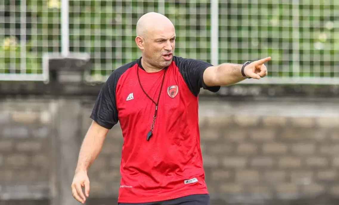 Mengapa Banyak Pelatih Liga 1 Dipecat? Analisis Finansial Klub 2025 Bedah Masalah Keuangan dan Tekanan Manajemen Klub Liga 1