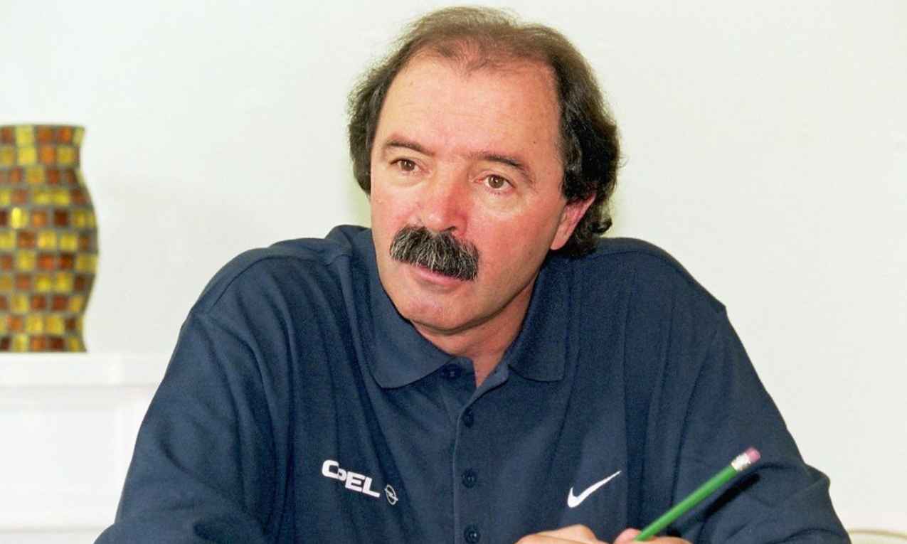 Artur Jorge, pelatih asal Portugal, membawa gelar liga pada 1994